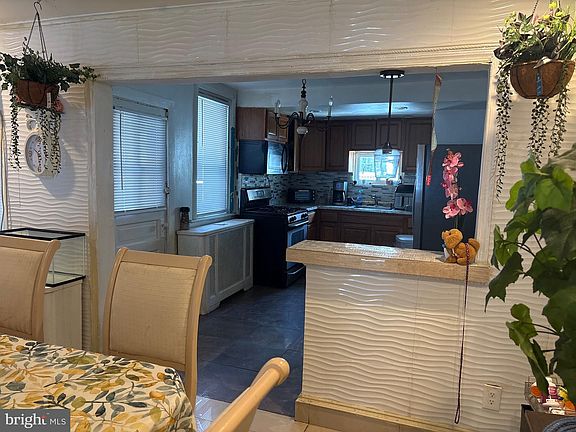 5th image of 871 Bridge St