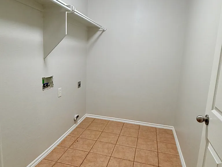 2401 Chadsford Ln — Photo 11