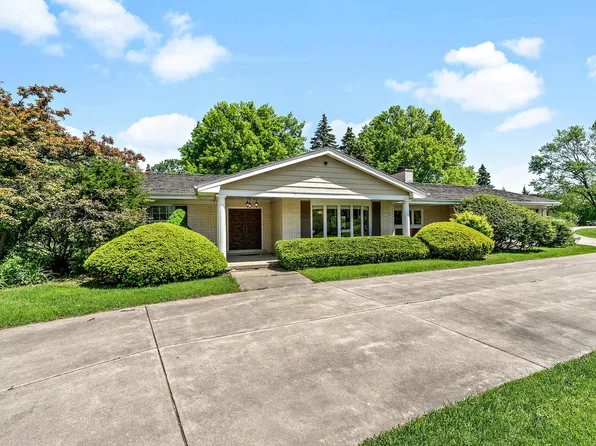 4 Royal Vale Dr, Oak Brook, IL 60523