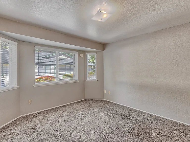 Evergreen Apartments — Photo 10