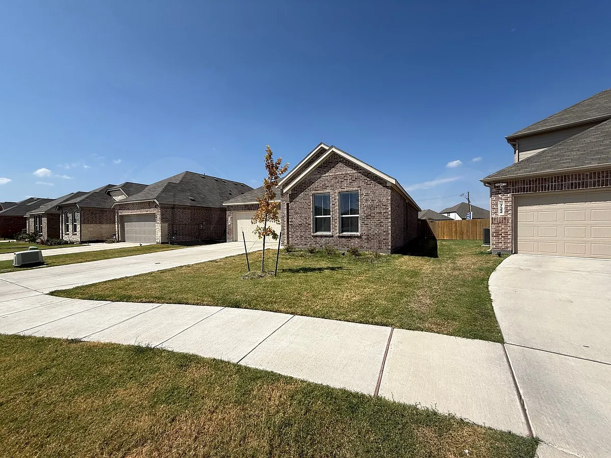 4 bed, 2.0 bath, 1902 sqft, $2,150 — Photo 2