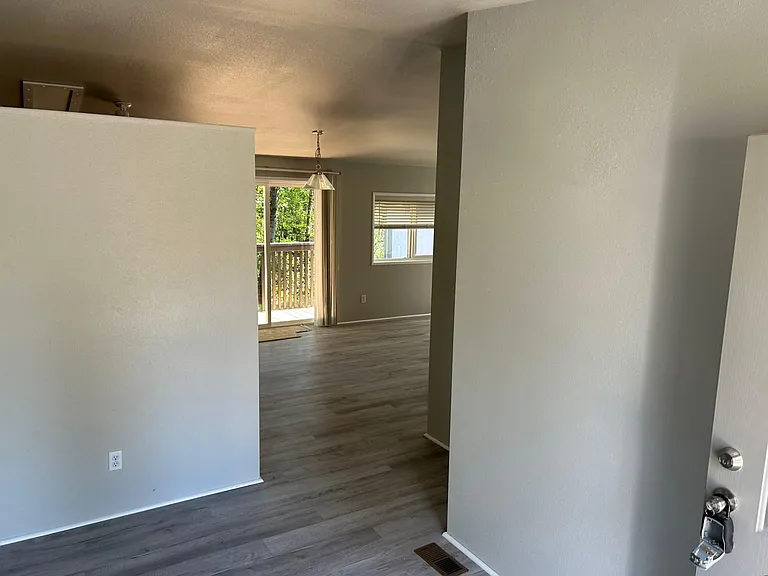1919 Crestwood Ln — Photo 4