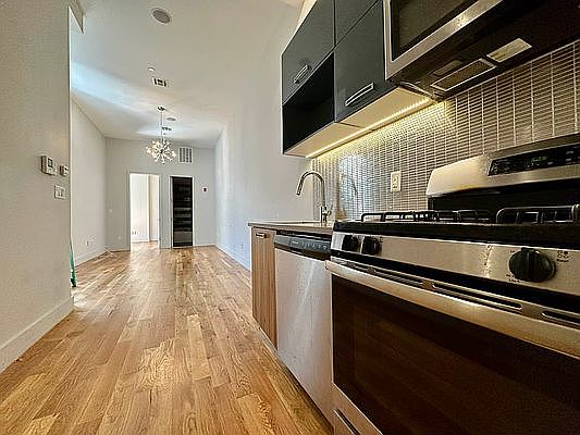 2nd image of 372 Kosciuszko St #331