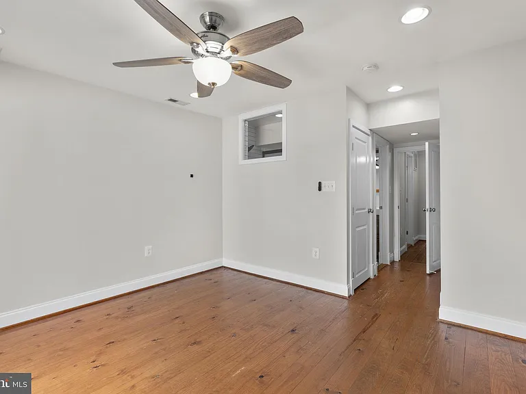 112 E Randall St — Photo 25