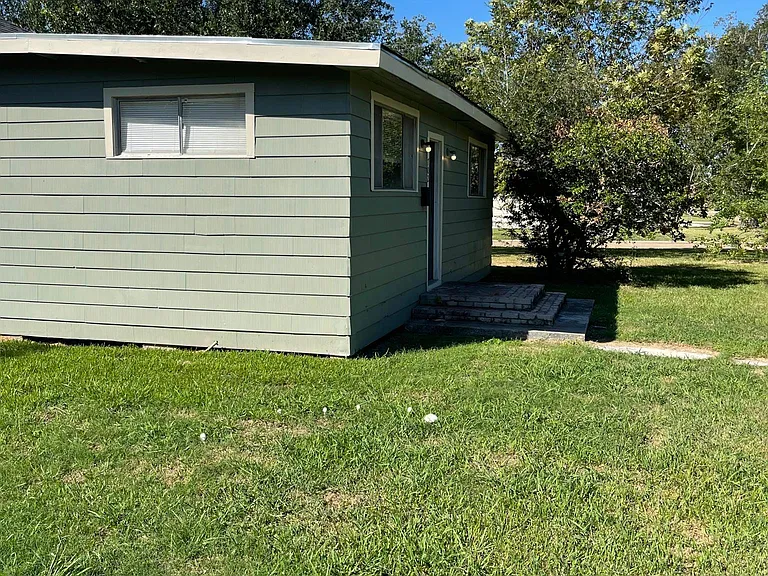 702 Sycamore St — Photo 3