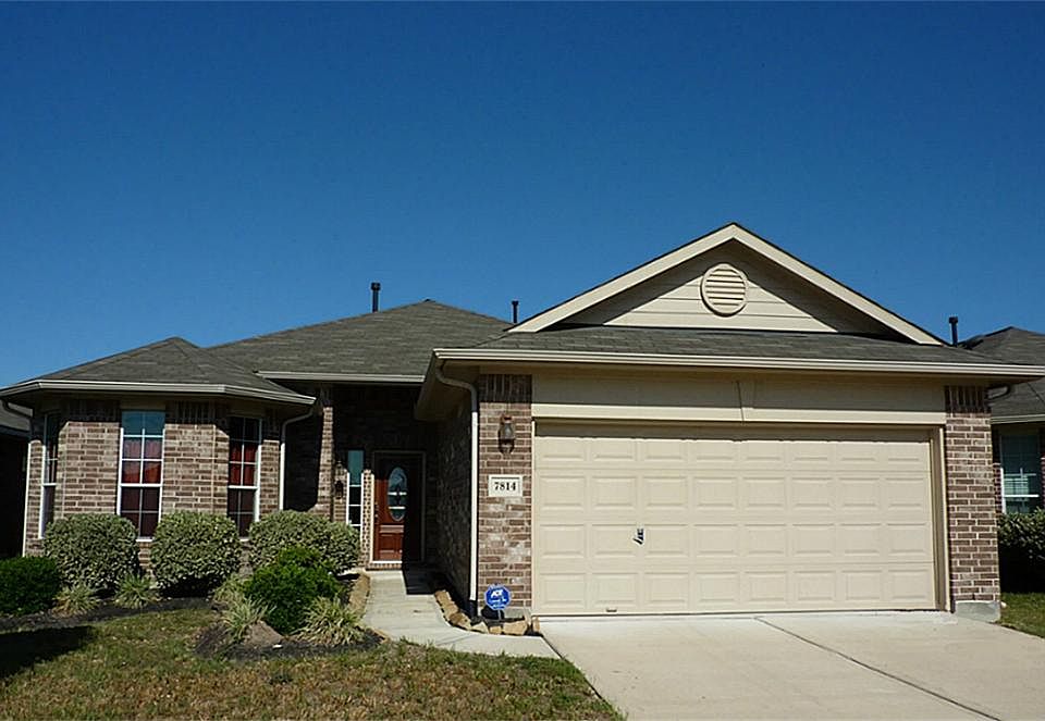 Front view of immaculate 3 bedroom, 2 bath home. Cy-Fair Schools.