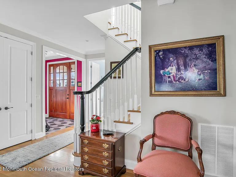 812 Claridge Dr — Photo 4