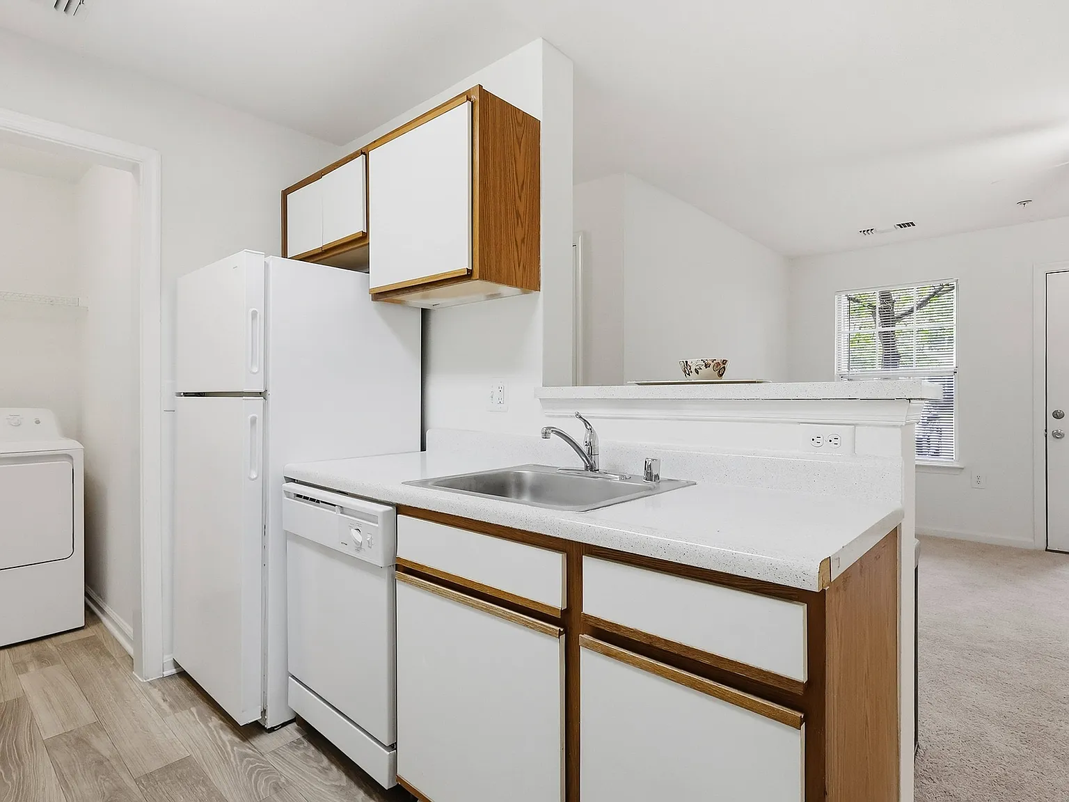Somerset Pointe Apartments — Photo 4