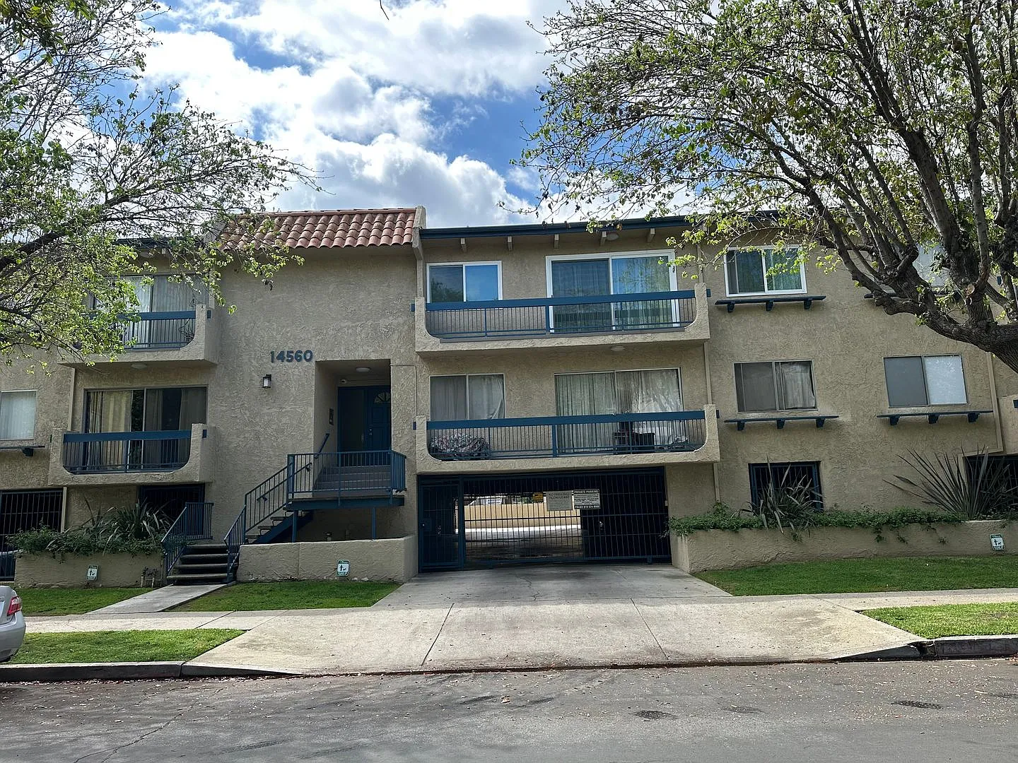 3 Bedrooms and 3 baths condo unit in the heart of Sherman Oaks. — Photo 1