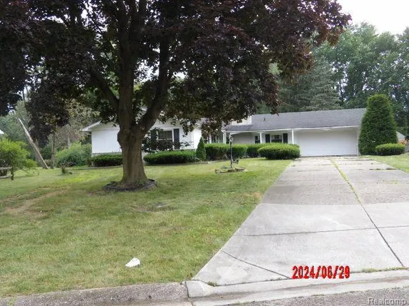 5325 N Dyewood Dr, Flint, MI 48532