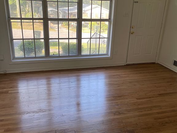 4th image of 1075 Green Valley Dr NW