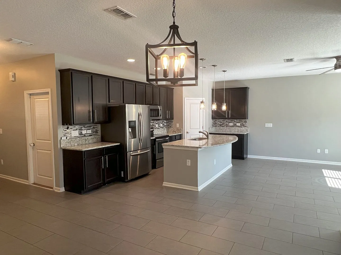Come home to spacious living and friendly amenities in the heart of Oakleaf Plantation's gated co... — Photo 2