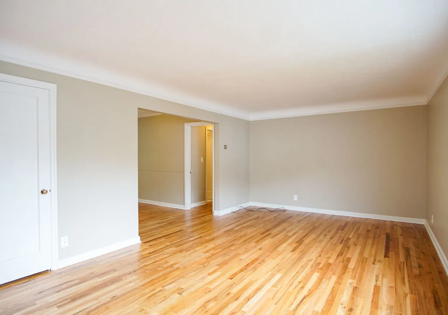 Spacious Top Floor Flat in Courtyard Building! — Photo 4