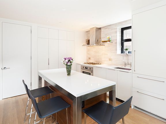 4th image of 234 E 23rd St #7D