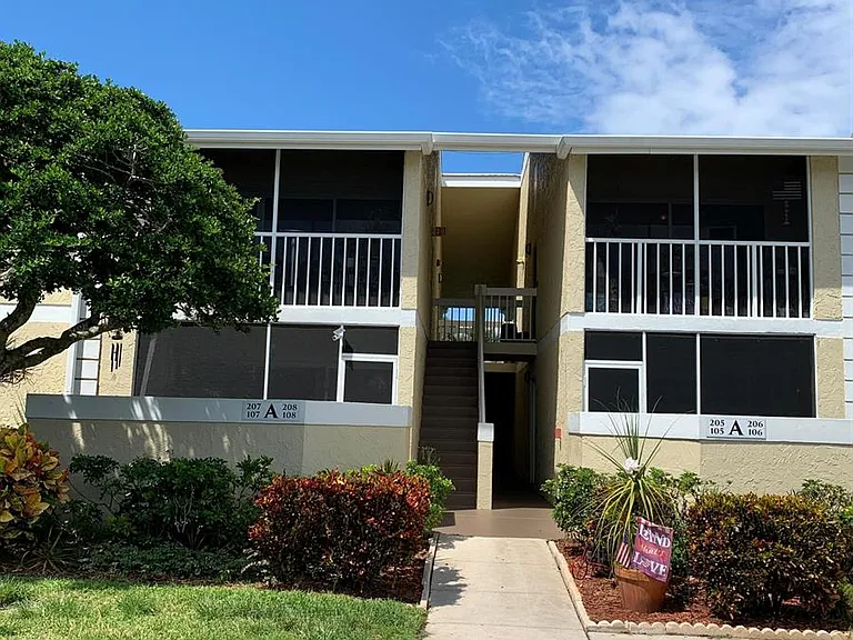 1565 SE Royal Green Cir #108 — Photo 1
