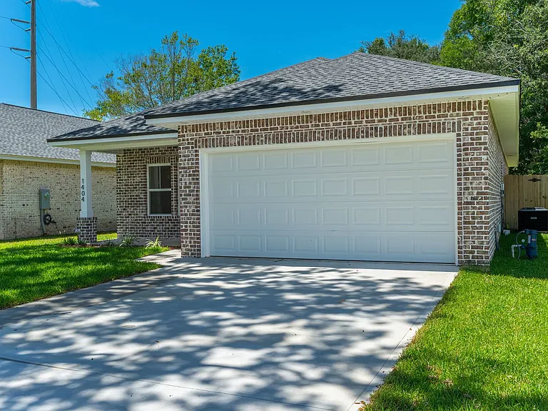 1404 Hickory St — Photo 3