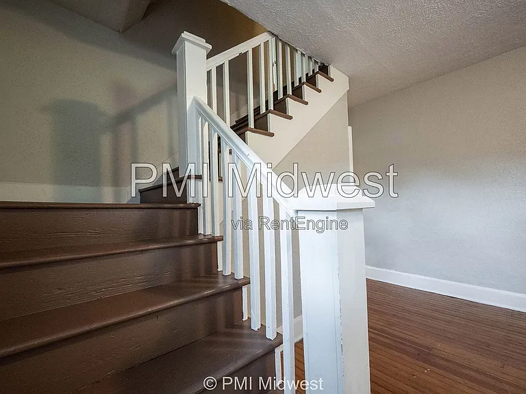 411 W 40th St — Photo 9