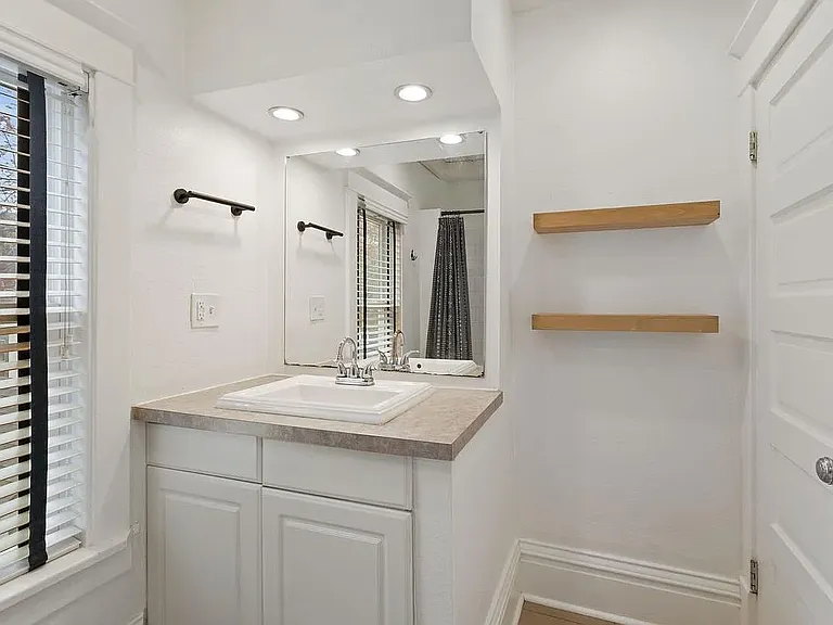 Bathroom, sink/vanity