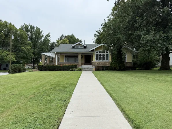 536 W Arrow St, Marshall, MO 65340