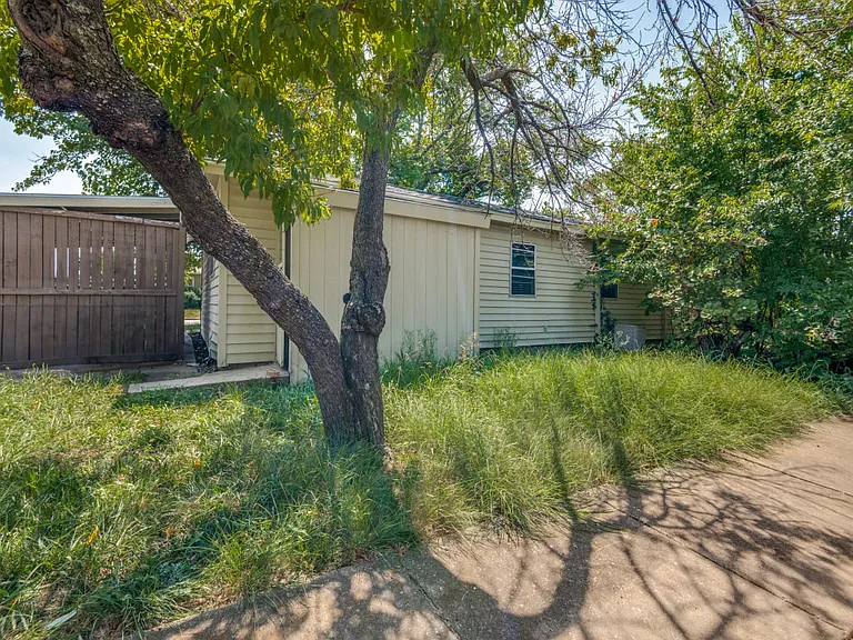 9311 Oakland Dr — Photo 12