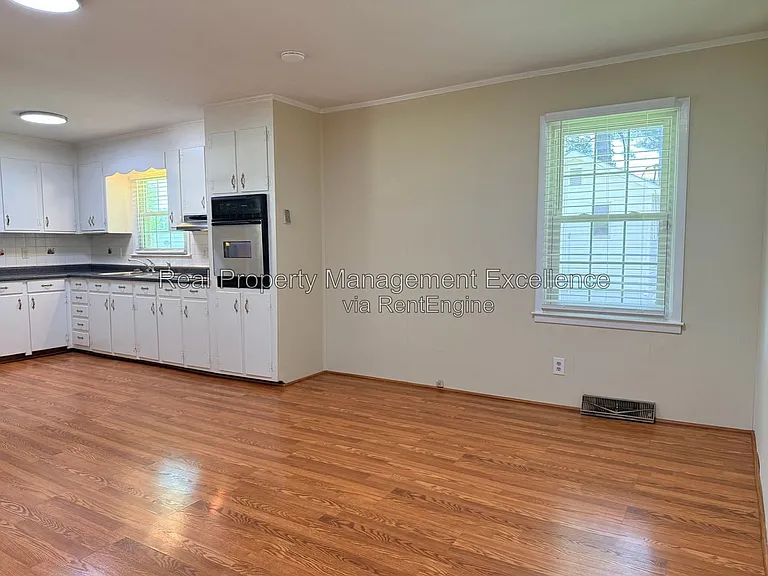415 W 2nd St — Photo 7