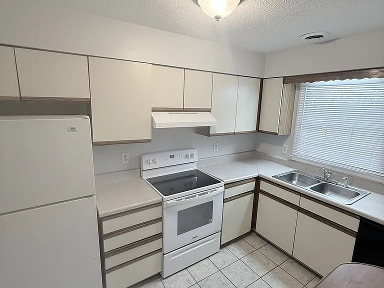 1025 Carolina Rd #W1 — Photo 4