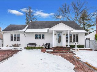 124 Maple St, Massapequa Park, NY 11762
