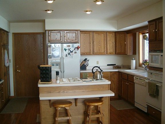 GREAT WORKING KITHEN OPEN TO FAMILY ROOM