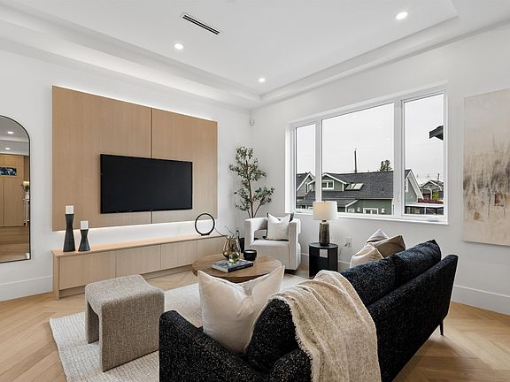 3rd image of 3637 E 46th Ave #2