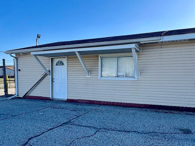 1050 Rank Pkwy — Photo 1