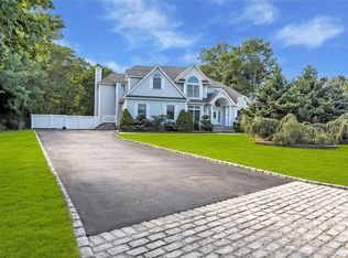 25 Hampton Dr, Center Moriches, NY 11934