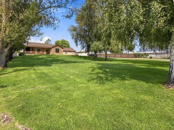 8607 Maple Dr, Pasco, WA 99301