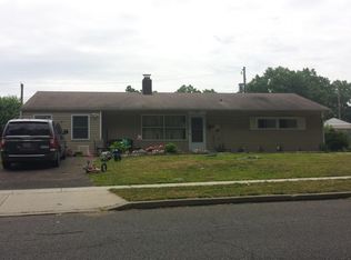 215 Thornridge Dr, Levittown, PA 19054