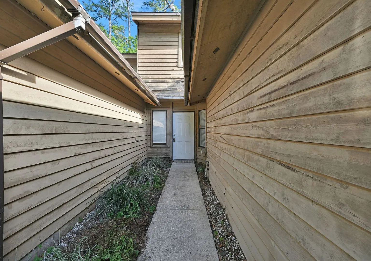 Newly Renovated Beautiful 2 Bedroom Home — Photo 3