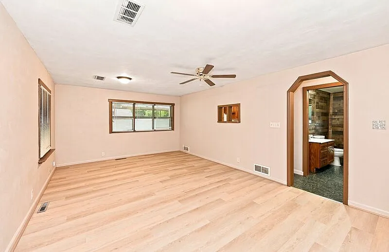 3 bed, 1.0 bath, $895 — Photo 3