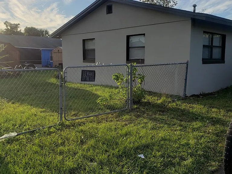 940 Lockhart St — Photo 26