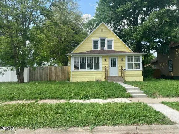 632 2nd St SW, Jamestown, ND 58401