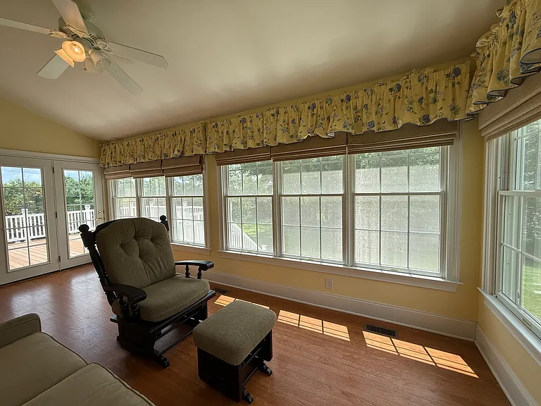 606 Winston Ln — Photo 21