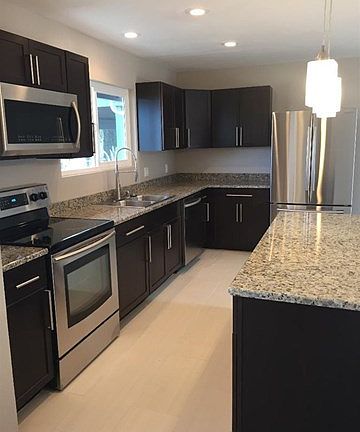 Upgraded kitchen with stainless appliances included