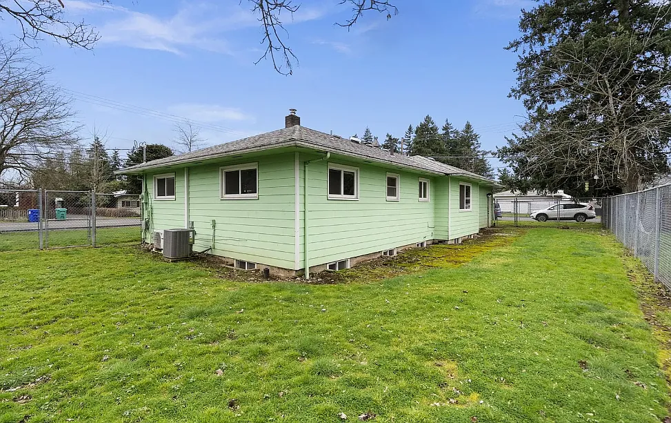 Building Photo - 6211 SE Clatsop St