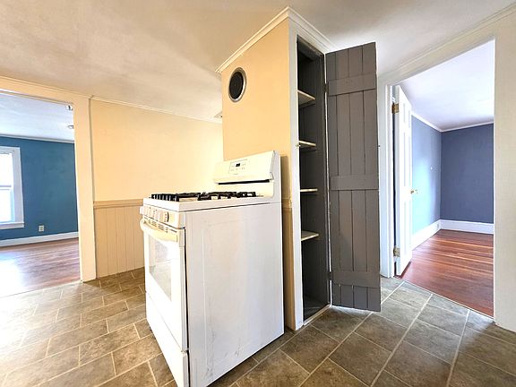 Gas Stove and Built-in Pantry