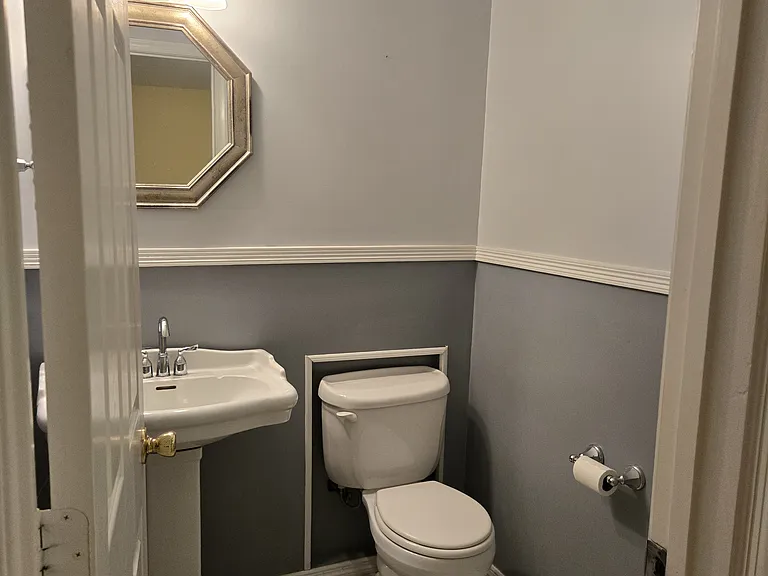 Powder room - Basement