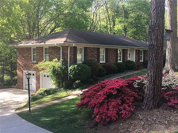 3rd image of 1811 Summerhill Dr