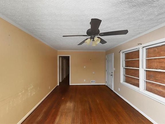 4th image of 2402 Dawn Dr