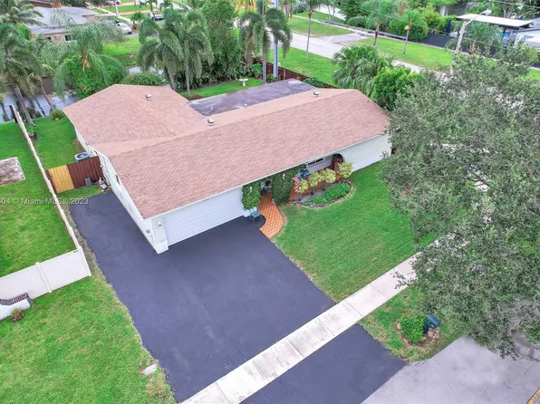 820 NW 92nd Ave, Pembroke Pines, FL 33024