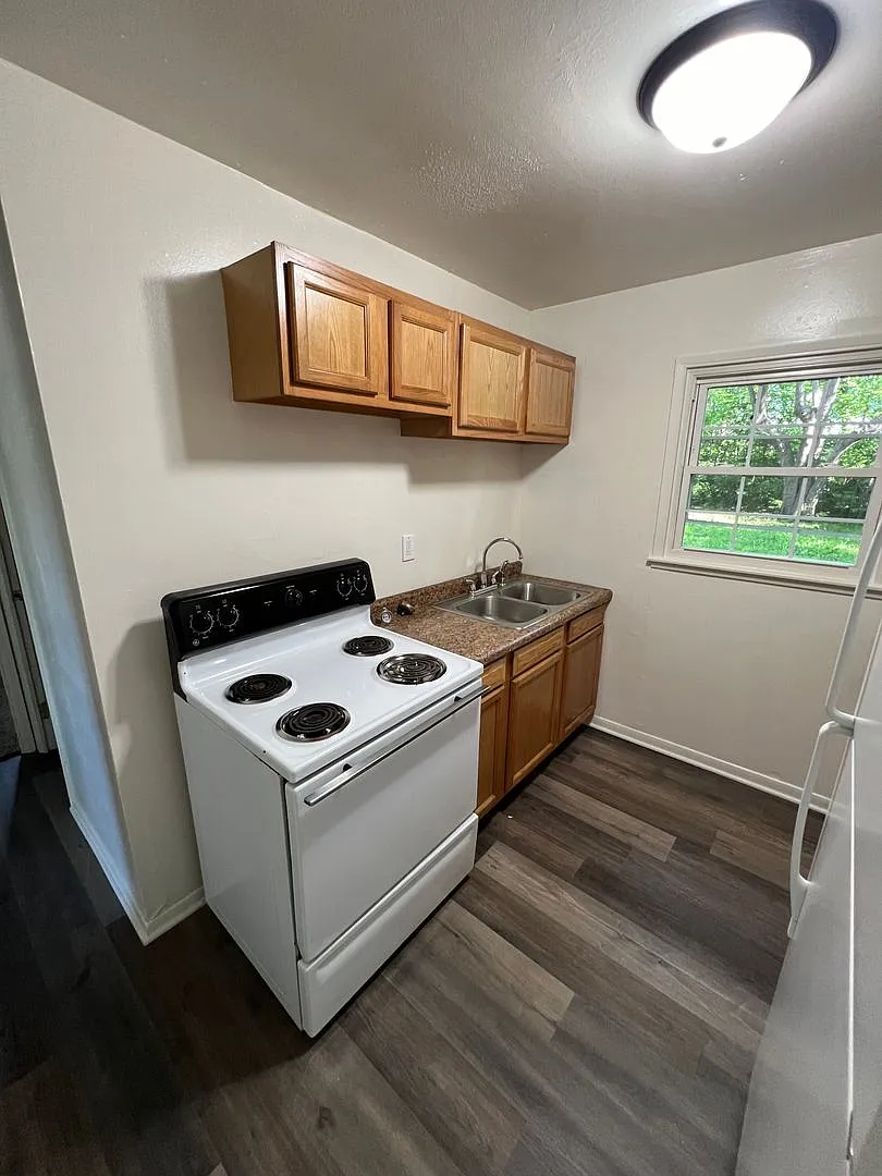 Remodeled Like New 2 Bedroom 1 Bath — Photo 4
