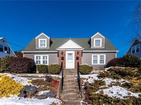 9 Preston Dr, North Kingstown, RI 02852