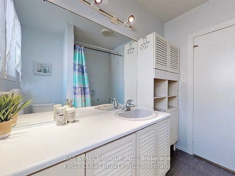 110 Acton Ave #UPPER — Photo 8