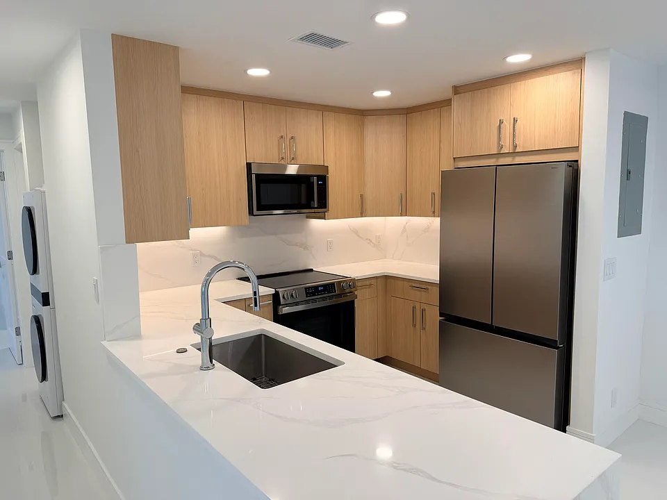 6439 Bay Club Dr #1