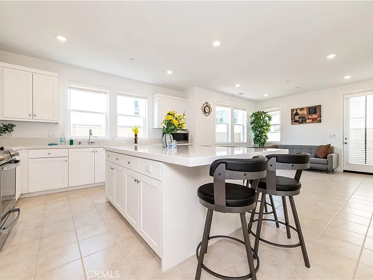 243 Yerba — Photo 4